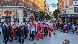 Μηνύματα αλληλεγγύης έστειλαν εκατοντάδες 'Άι Βασίληδες" από το κέντρο της Λάρισας 